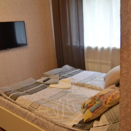 Люкс с балконом с одной большой кроватью и диваном