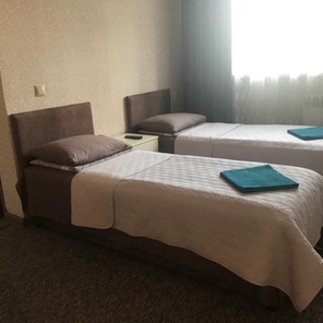 Люкс двухкомнатный с балконом с двумя раздельными кроватями и диваном