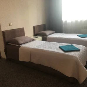 Люкс двухкомнатный с балконом с двумя раздельными кроватями и диваном