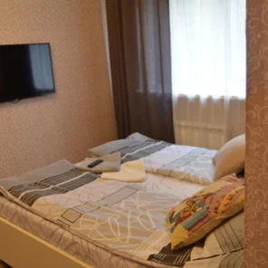 Люкс с балконом с одной большой кроватью и диваном